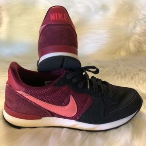 Nike Womens internationalist “black crimson”